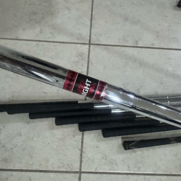 Knight iron set in right handed
3 to pw , steel shafts 
Used conditions - Picture 3 of 7
